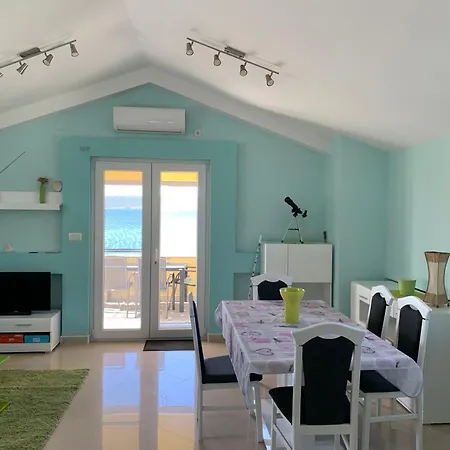 Beachfront Live 度假居