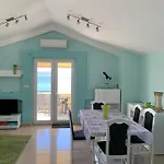 Beachfront Live 度假居