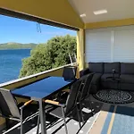 Beachfront Live 度假居
