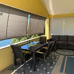 Beachfront Live 度假居